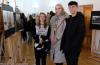 Młodzież licealna eksploruje wystawę fotografii Joli Mazurkiewicz
